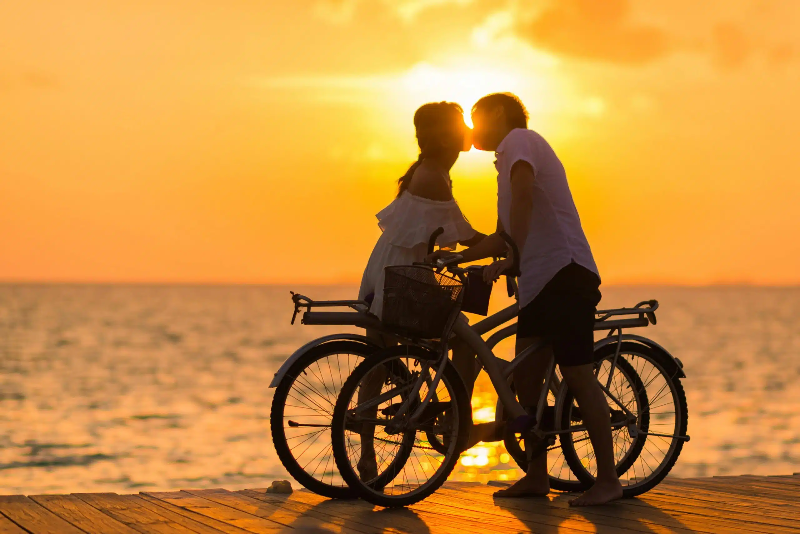 un couple à vélo en bord de mer