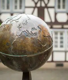 boule qui représente une boule en bronze dans le monde et en Italie