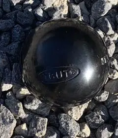 boule noire Obut au soleil